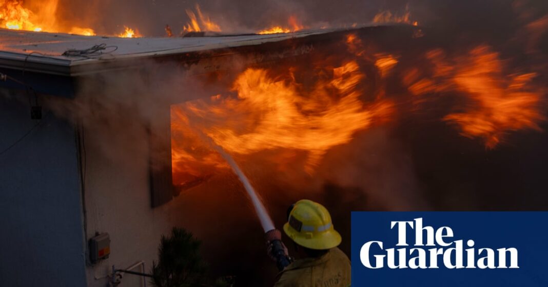 Incendio forestal impulsado por el viento arrasa California y decenas de casas calcinadas
