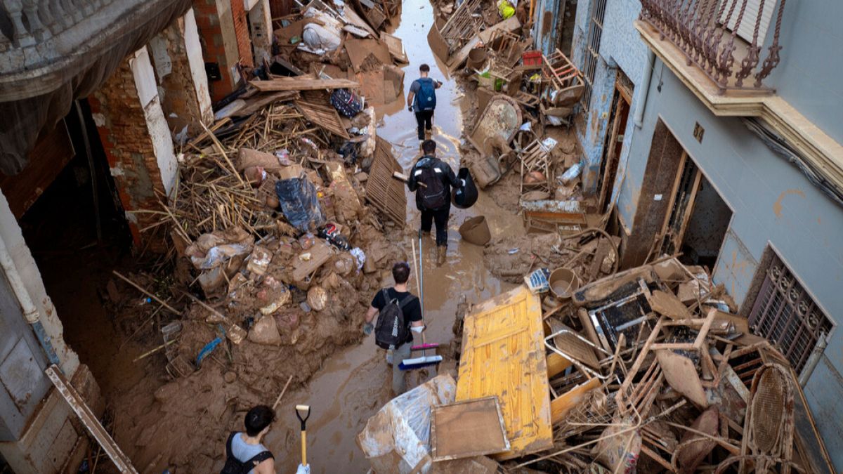 Inundaciones en España: 89 personas siguen desaparecidas tras un desastre mortal
