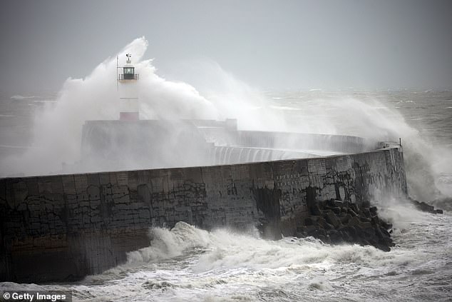 Fuertes vientos, olas y lluvia traídos ayer por la tormenta Bert en Newhaven en West Sussex