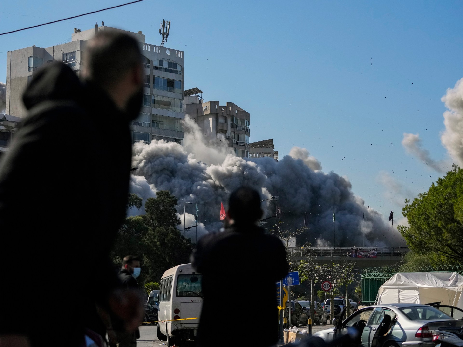 Israel intensifica los ataques contra el Líbano mientras funcionarios estudian el plan de alto el fuego de Estados Unidos
