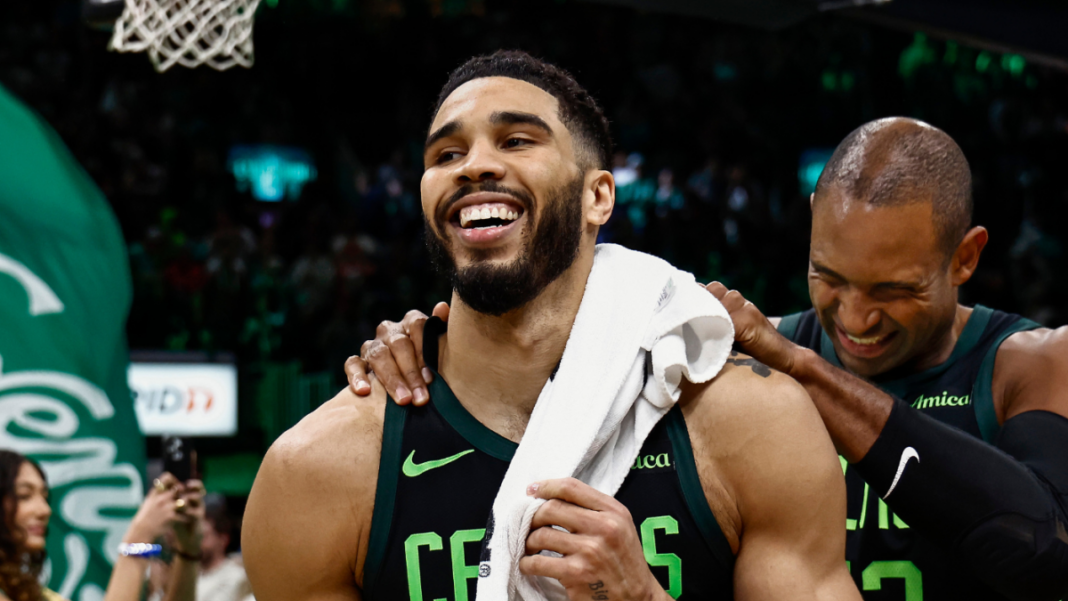 Jayson Tatum de los Celtics viajó antes de anotar el triple ganador contra los Raptors, dice la NBA
