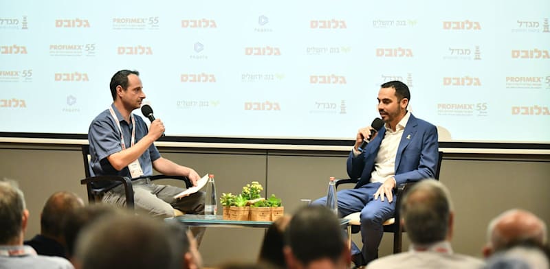 Yogev Gradus (right) talking to Oren Dori at the Globes Investment Conference  credit: Yossi Cohen