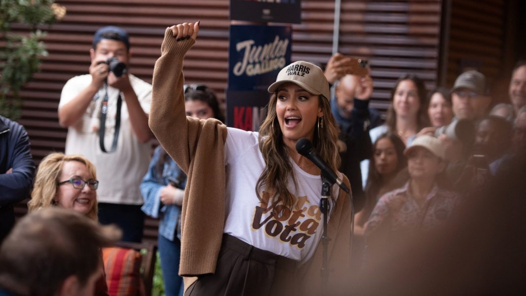 Jessica Alba, Eva Longoria y más celebridades hacen campaña por Harris en Arizona
