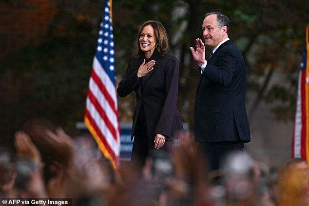 Kamala Harris y Doug Emhoff llegaron a la gran isla de Hawái el martes por la noche.