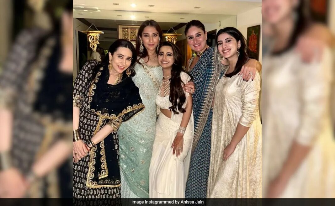 Kareena-Karisma Kapoor, Navya Nanda en una foto interna de Aadar Jain-Alekha Advani <i>roka</i>
