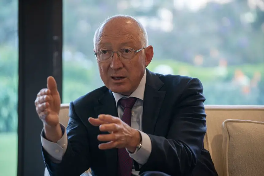 Ken Salazar dice que México 'cerró las puertas' a la cooperación en seguridad y niega su evidente problema de violencia
