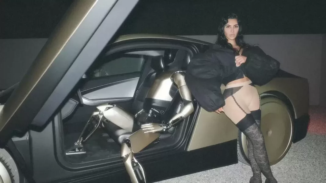 Kim Kardashian niega la afirmación de que Elon Musk le pagó para posar con un robot Tesla de 30.000 dólares en una sesión de fotos apasionante
