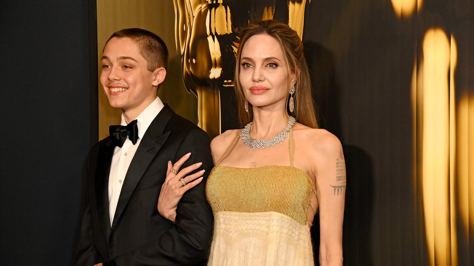 Knox, el hijo de Angelina Jolie, luce guapo y hace una rara aparición en los Governors Awards como su +1: fotos
