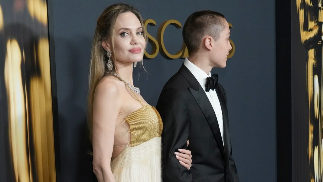 Knox, el hijo raramente visto de Angelina Jolie, canaliza al joven Brad Pitt en los Governors Awards 2024
