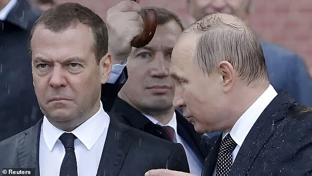 El ex presidente ruso Dmitry Medvedev, ahora alto funcionario de seguridad del Kremlin, en la foto con Vladimir Putin.