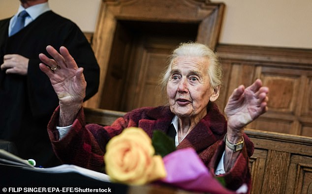 Haverbeck, fotografiada ante el tribunal el 17 de noviembre de 2020, se negó a rescindir sus negaciones del Holocausto. Según los informes, murió el miércoles a los 96 años.