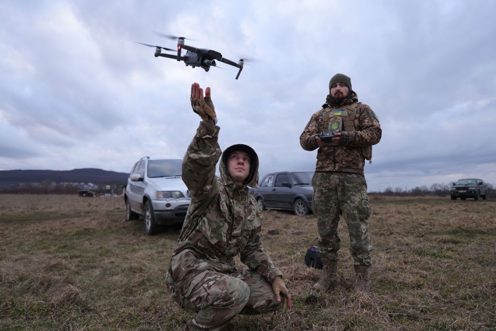 La ayuda a Ucrania es ahora una vía de doble sentido que potencia la guerra con drones de EE.UU.
