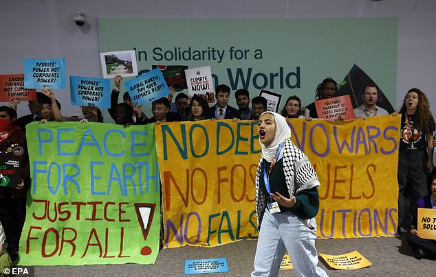 Activistas climáticos organizan una protesta durante la Conferencia de las Naciones Unidas sobre el Cambio Climático COP29 en Bakú