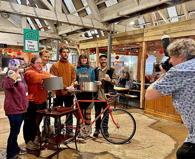 El héroe de acción realizó el pago a Brimscombe Mill en Stroud, Gloucestershire, después de que el edificio se vendiera inesperadamente en marzo.