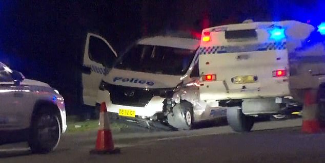 Un oficial de policía se recupera en el hospital después de haber sido presuntamente apuñalado durante el arresto de un hombre en el oeste de Sydney esta mañana.