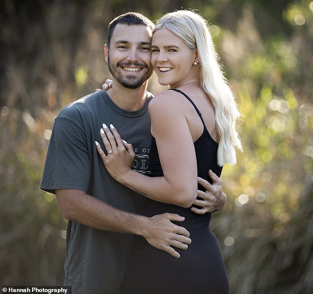 La atleta olímpica australiana Shayna Jack ha revelado los detalles detrás de su compromiso romántico con su pareja de muchos años Joel Rintala (en la foto, juntos)