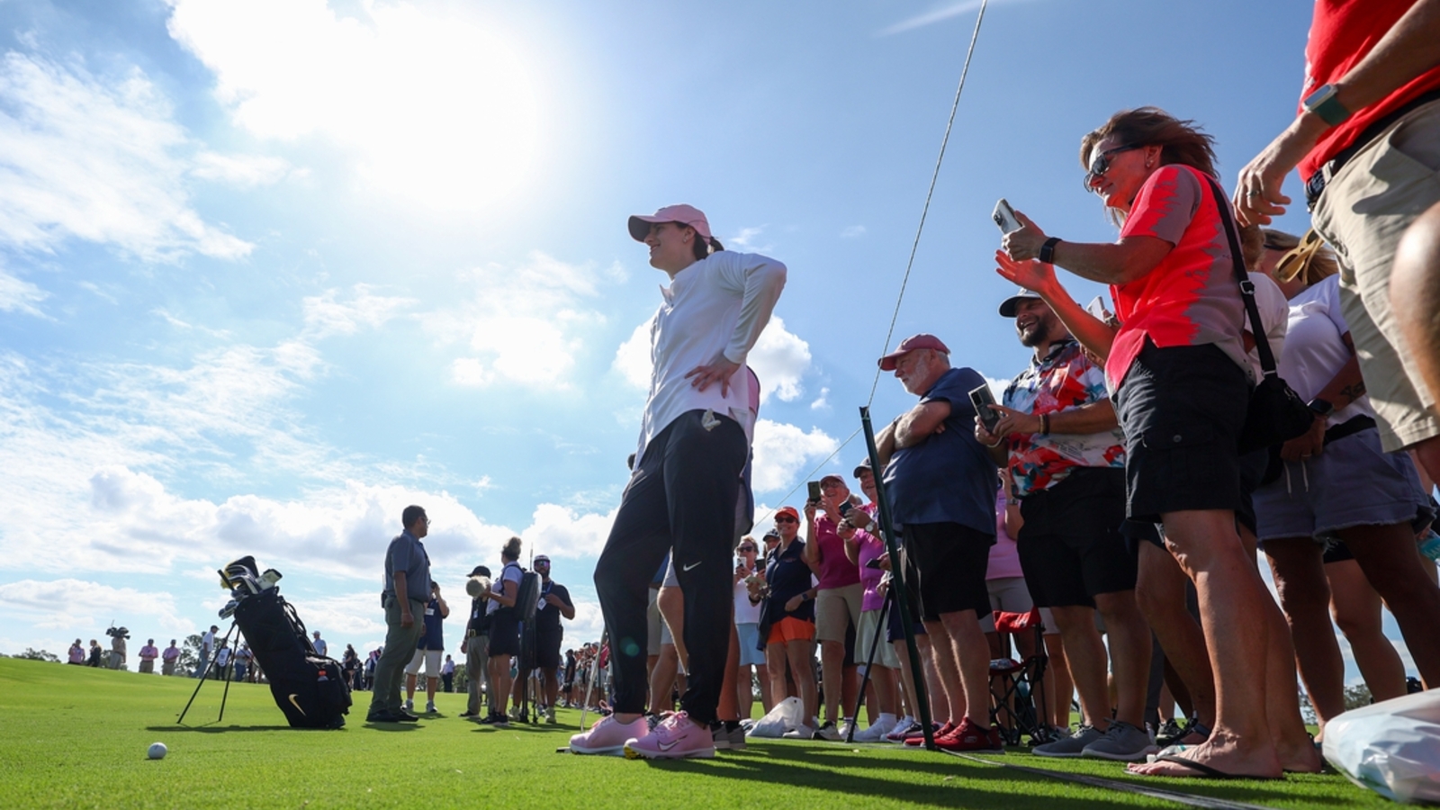 La estrella de la WNBA, Caitlin Clark, atrae a la multitud en el LPGA pro-am
