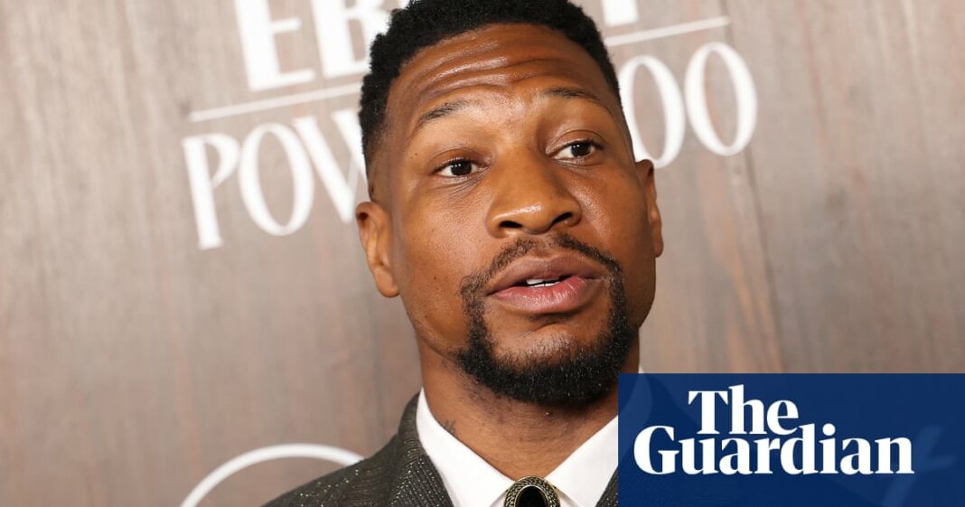 La exnovia de Jonathan Majors retira la demanda por agresión y difamación contra el actor
