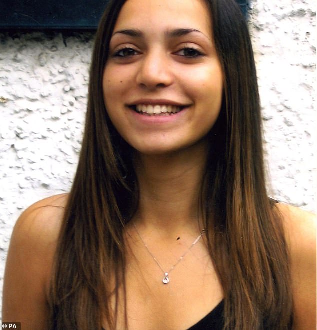 Meredith Kercher, de Coulsdon, fue asesinada apenas tres meses después de mudarse a Italia para realizar un programa de estudios en el extranjero en la prestigiosa universidad de Perugia (en la foto: en una fotografía sin fecha publicada en noviembre de 2007).