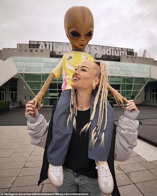 La estrella de la Juventus, Alisha Lehmann, y un extraterrestre llamado Lil Mayo protagonizaron recientemente una sesión de fotos