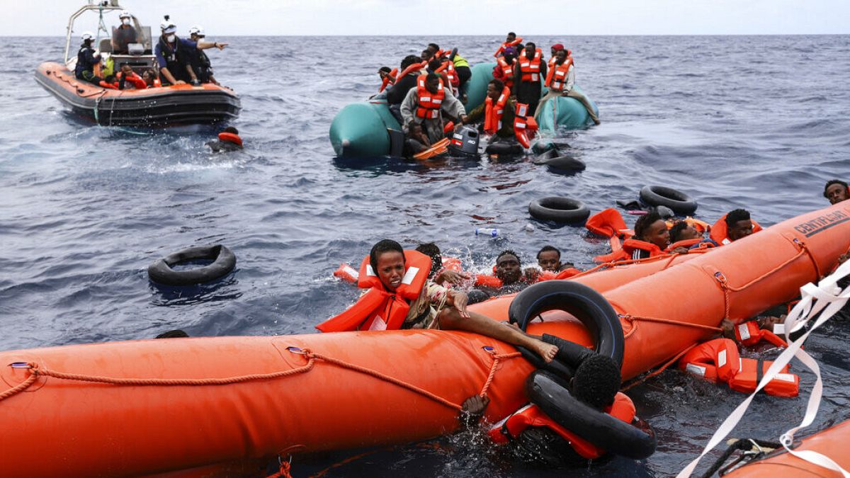 La guardia costera italiana acusada de "homicidio involuntario" por las muertes de barcos de inmigrantes
