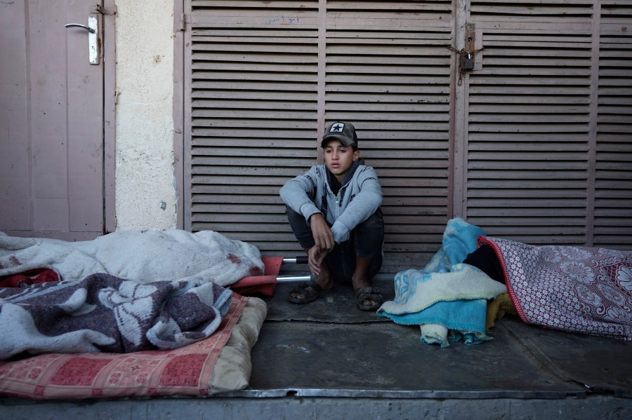 Un joven palestino llora la muerte de nueve personas en un ataque israelí en el campo de refugiados de Bureij, en la Franja de Gaza, el viernes 15 de noviembre de 2024.