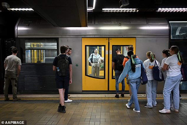 Los actores clave que potencialmente pueden evitar una huelga ferroviaria masiva en el área metropolitana de Sydney se están reuniendo para mantener conversaciones cruciales en un último esfuerzo por detener el cierre (en la foto de la estación Martin Place en Sydney).