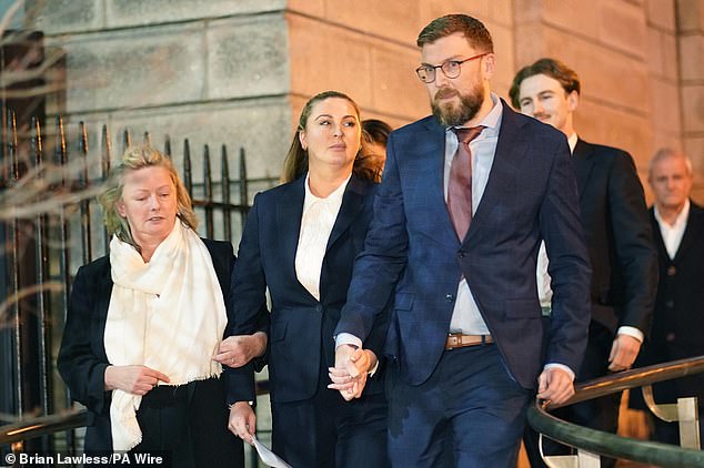 Nikita Hand (centro), también conocida como Nikita Ni Laimhin, abandona el Tribunal Superior de Dublín tras el caso de lesiones personales contra Conor McGregor.