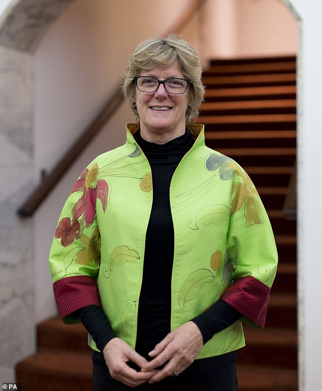 La profesora Dame Sally Davies (en la foto), directora del Trinity College, supuestamente confesó que fue un error apoyar financieramente a los estudiantes afectados por la invasión rusa de Ucrania.