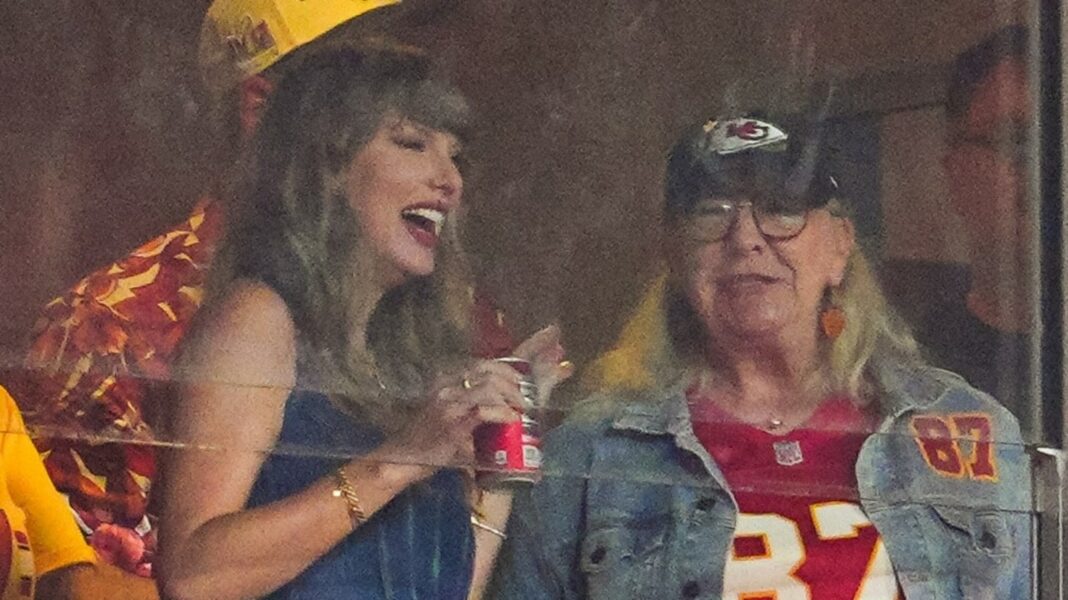 La mamá de Travis Kelce se burla de si Taylor Swift se unirá a la cena familiar de Acción de Gracias: 'Ella es un poco...'
