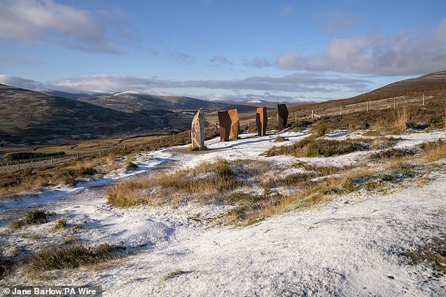 Se pudieron ver parches de nieve en terrenos más altos en Escocia el lunes por la mañana, después de que la Oficina Meteorológica emitiera una advertencia meteorológica amarilla por nieve y hielo a partir de las 4 p. m. del domingo (en la foto: nieve y hielo rodean la escultura The Watchers en Corgaff en Aberdeenshire).