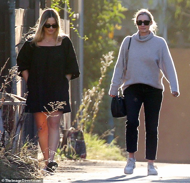 Margot Robbie parecía relajada mientras disfrutaba de un paseo con una amiga en Los Ángeles el jueves. La actriz, de 34 años, que dio la bienvenida a su primer hijo en octubre, fue vista paseando con un minivestido negro con mangas abullonadas hasta los codos y sandalias negras.