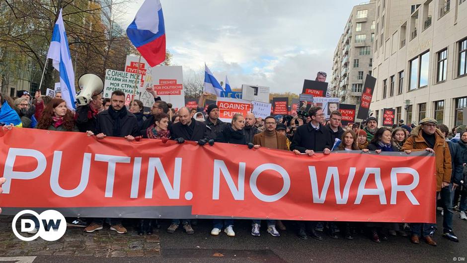 La oposición rusa en el exilio realiza una marcha de protesta en Berlín
