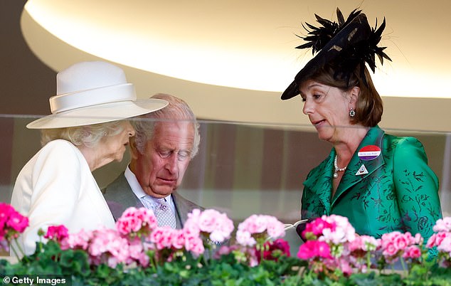 Lady Katharine 'Kate' Brooke, una de las compañeras de la reina, con el rey y la reina en Ascot en 2023