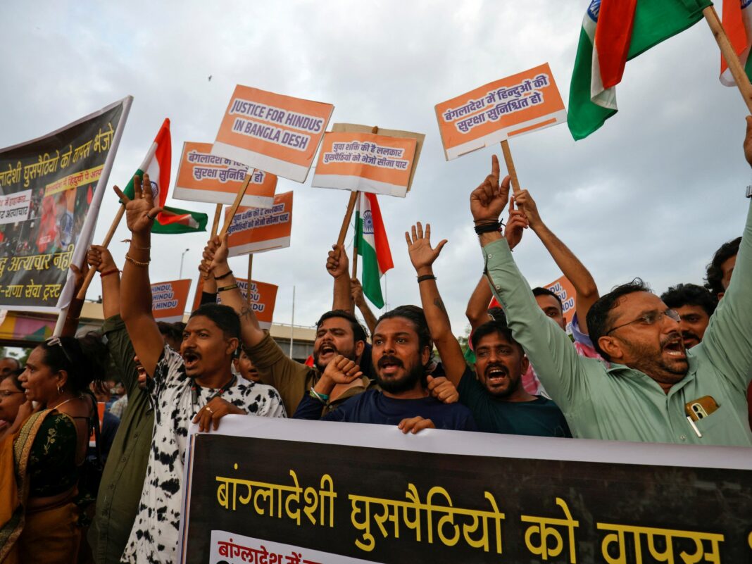 La policía de Bangladesh se enfrenta a los manifestantes tras la detención de un líder hindú
