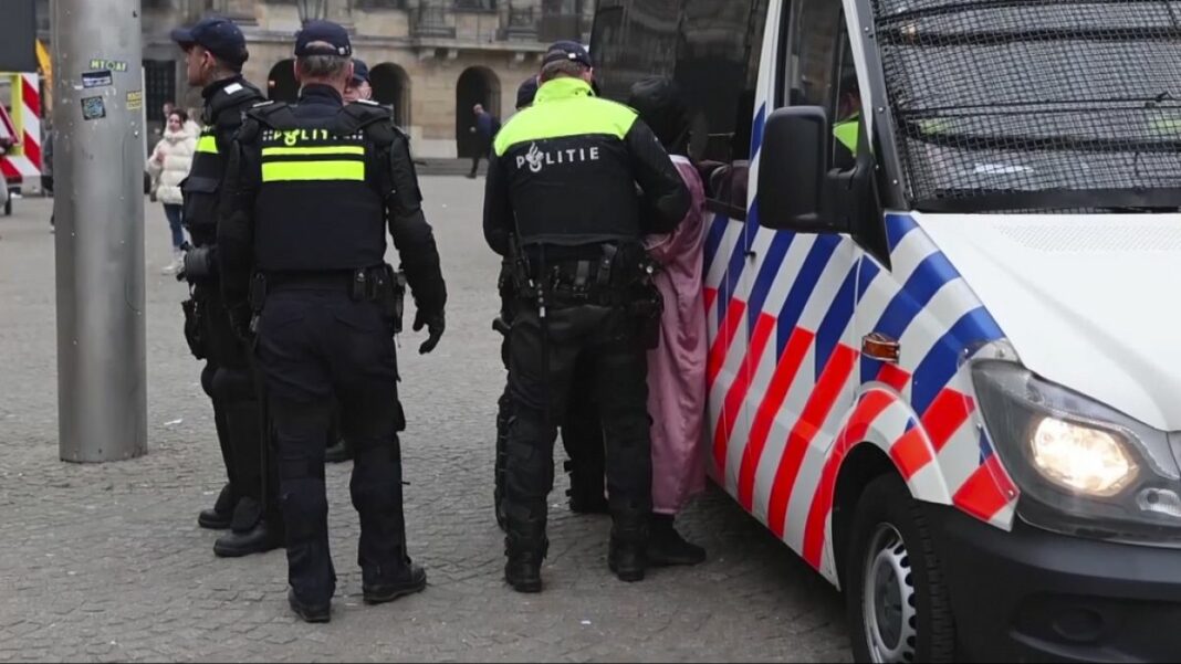 La policía detiene a decenas en Ámsterdam después de que se prohibieran las manifestaciones
