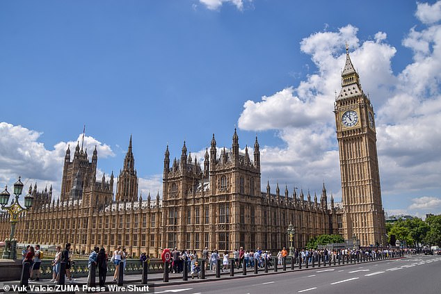 El puente de Westminster en el centro de Londres ha sido cerrado al tráfico tras un apuñalamiento hoy