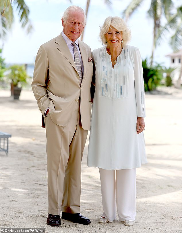 El rey Carlos III y la reina Camilla en una playa de Apia durante su viaje a Samoa el 25 de octubre