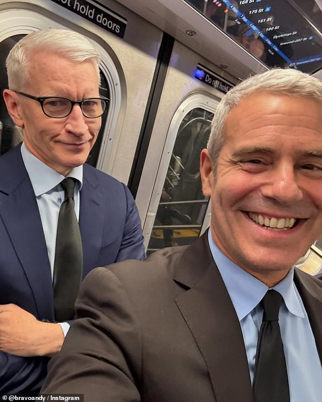 Anderson Cooper sorprendió a los fanáticos mientras él y su amigo cercano Andy Cohen viajaban juntos en el metro de la ciudad de Nueva York, mientras algunos fanáticos bromeaban sobre la reacción 'enojada' del presentador de CNN en la selfie.