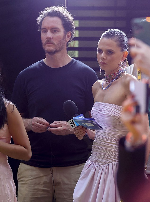 Lucía no parecía muy impresionada cuando la cantante pasó junto a ella, firmando autógrafos con los fans mientras el periodista la observaba desde el abarrotado salón de prensa.