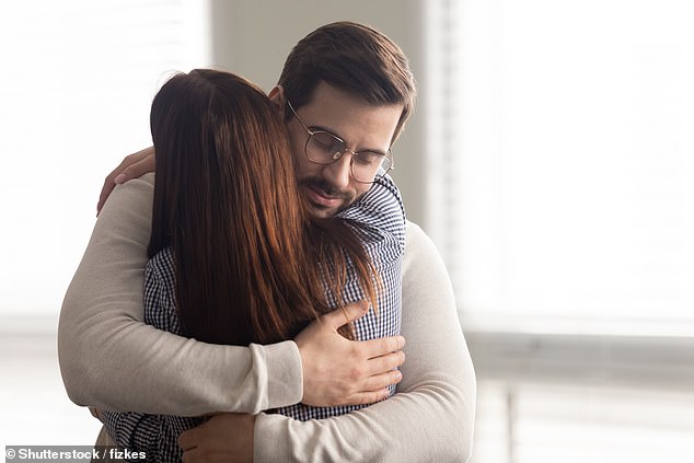 La testosterona puede hacer que los hombres sean más cariñosos, afirma un nuevo estudio (imagen de archivo)