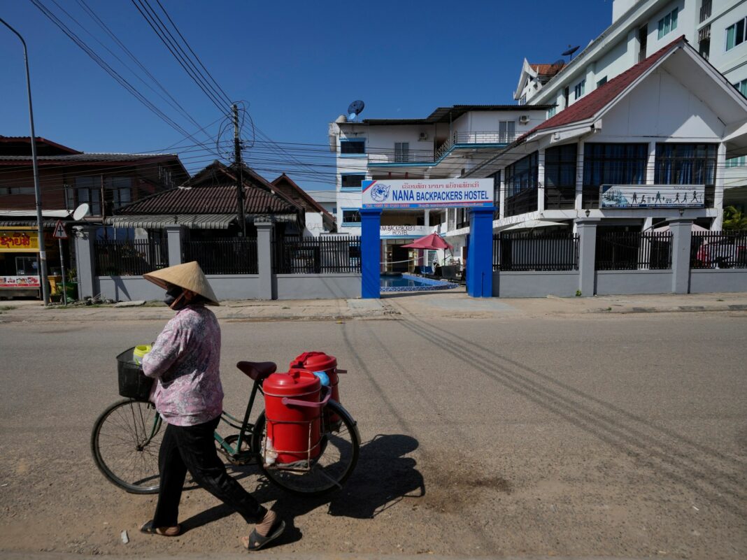 Laos promete justicia después de que presunto alcohol contaminado matara a turistas
