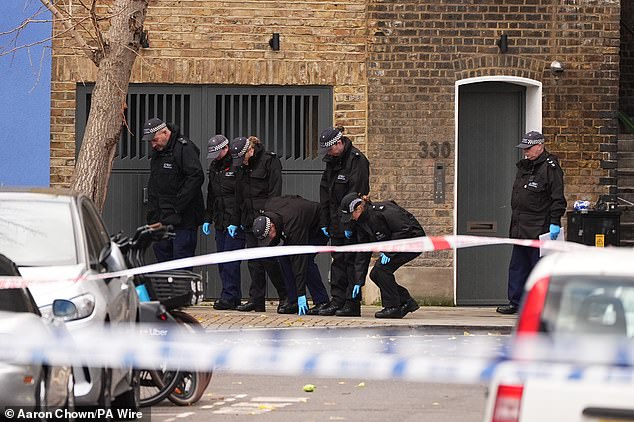 El tiroteo del domingo tuvo lugar en Southern Row en Ladbroke Grove. El lugar está a pocos metros del Pleasance Park de Emslie Horniman, donde un niño de 15 años fue 