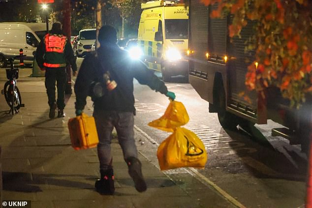 Los servicios de emergencia acordonaron una carretera en Hammersmith después de que se descubrieran residuos 