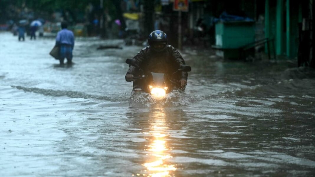 Las escuelas cierran mientras una fuerte tormenta se acerca a la costa de la India
