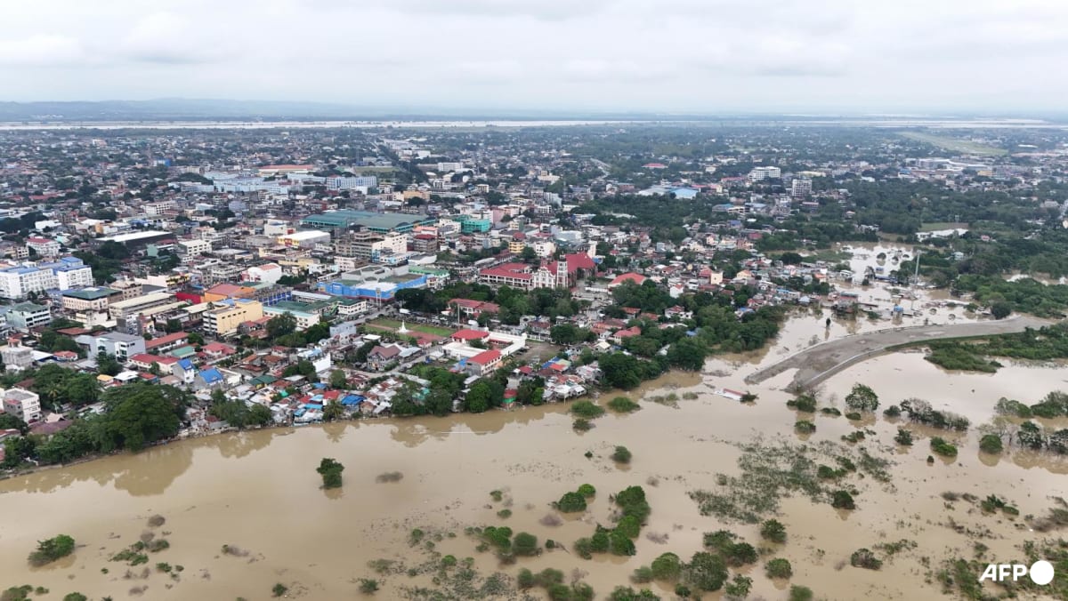 Las inundaciones azotan el norte de Filipinas después de que un tifón obligara a liberar una presa
