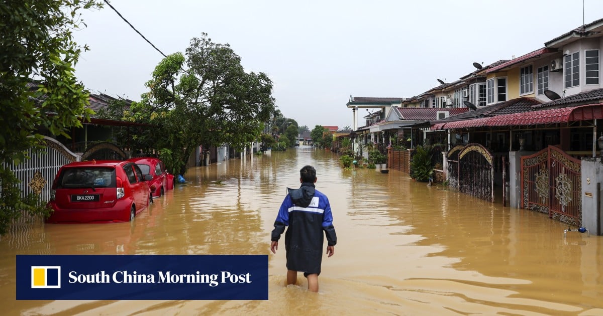 Las inundaciones causan estragos en Malasia y Tailandia mientras decenas de miles de personas son evacuadas
