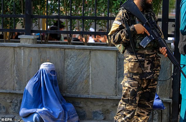 Según los informes, las mujeres que mendigan han sido objeto de la nueva ley en Kabul, donde los talibanes afirman haber detenido a casi 60.000 personas.