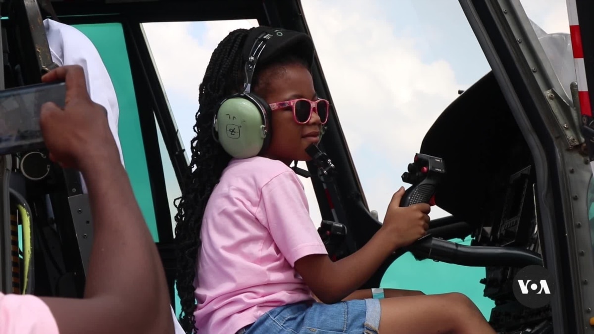 Las pilotos de Malawi llevan los sueños de la aviación a los niños de las zonas rurales
