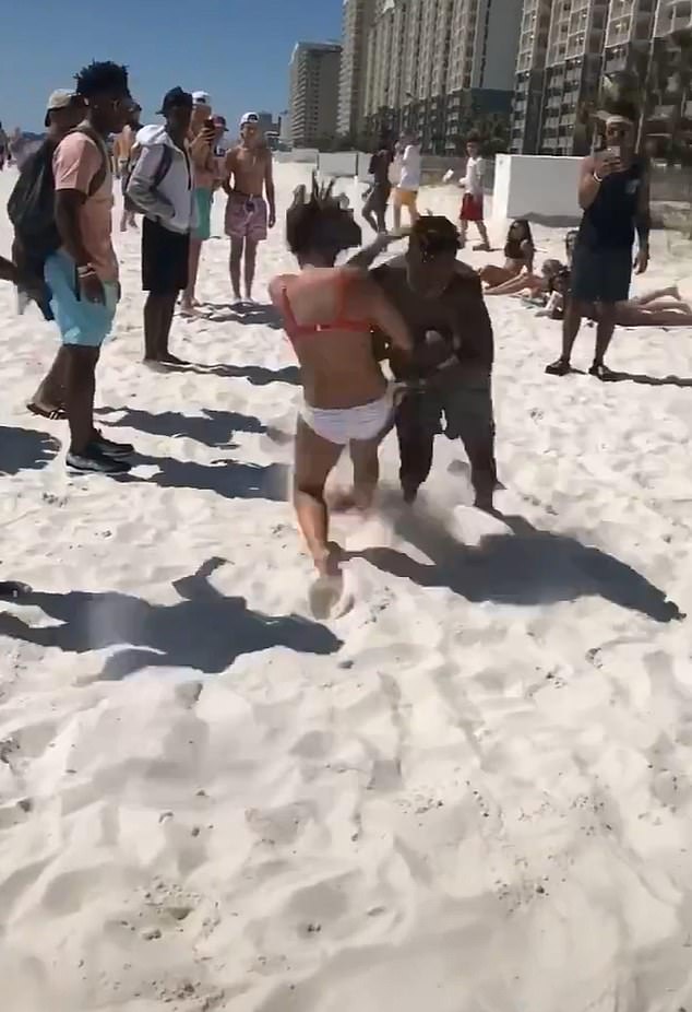 Un video resurgido de un hombre atacando a una mujer en bikini se está volviendo viral en las redes sociales